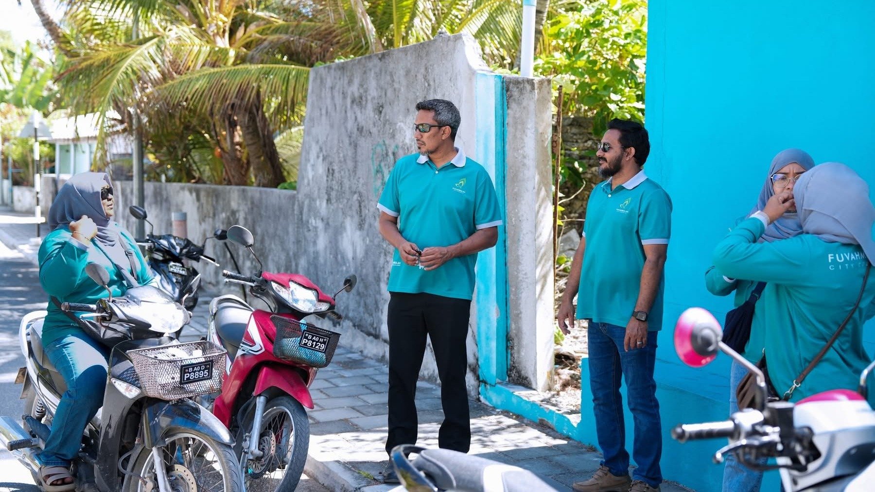 މިރަށުގެ އެކި ސަރަޙައްދުތަކުގައި ހުރި މައްސަލަތައް ދެނެގަނެ، ރައްޔިތުންގެ ކަންބޮޑުވުންތައް އަޑުއަހައި، އެކަން ކަމަށް އަވަސް އަދި ދާއިމީ ހައްލެއް ހޯދައިދިނުމަށް ކޮންމެ ހަފްތާއަކު ކުރިޔަށް ގެންދާ "ސިޓީ ރައުންޑްސް"ގައި މިއަދު ދަޑިމަގު އަވަށުގައި މޭޔަރު އިސްމާއިލް ރަފީގާއި ކައުންސިލަރުންތަކެއް ބައިވެރިވަނީ. މިއަދު މި ހަރަކާތް ކުރިޔަށް ގެންދިޔައީ ގެން މިސްކިތުން ފެށިގެން ރަތްވިލާ މަގާއި ހަމައަށް. ފޮޓޯ: ސިޓީ ކައުންސިލް