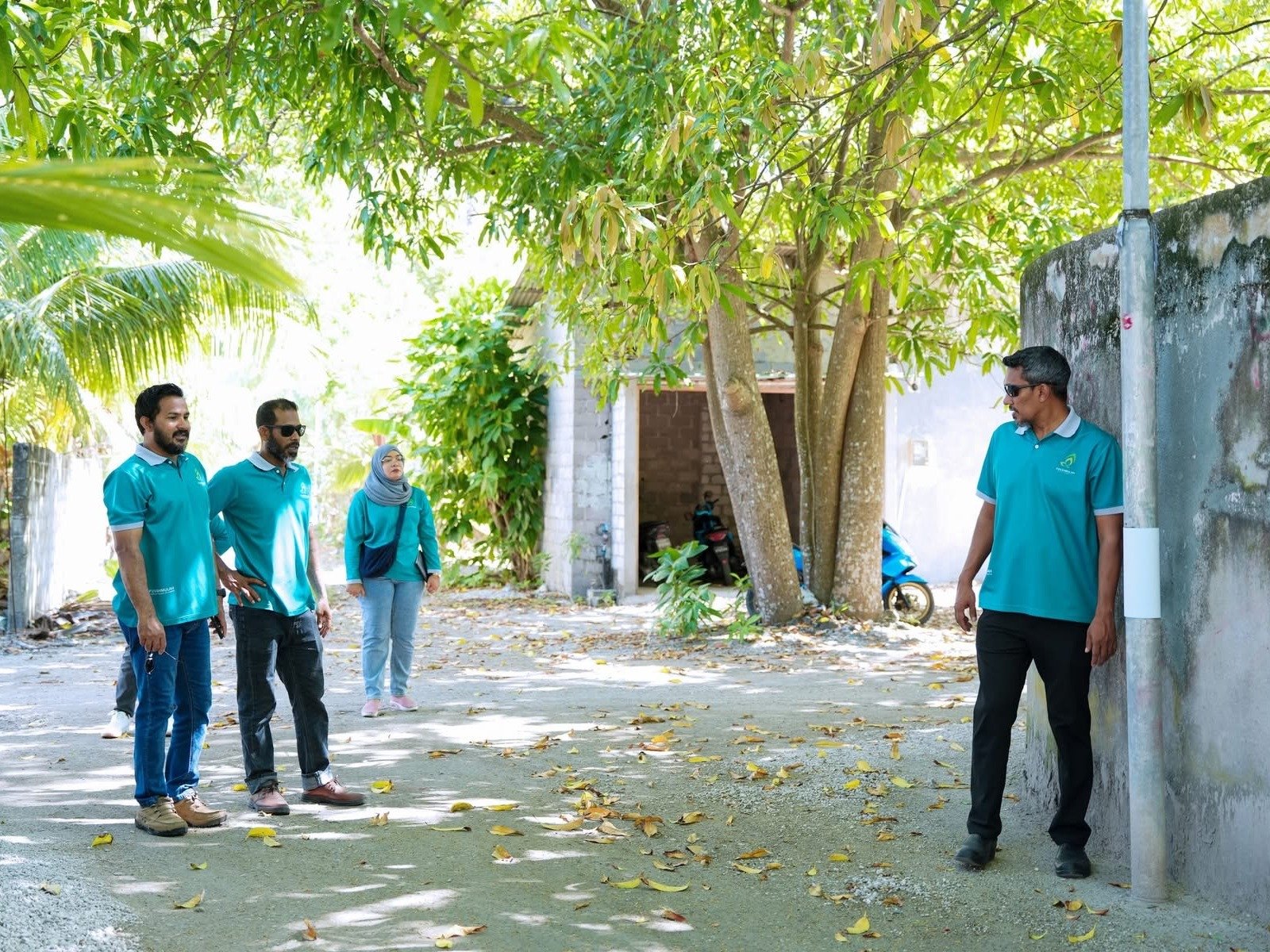 މިރަށުގެ އެކި ސަރަޙައްދުތަކުގައި ހުރި މައްސަލަތައް ދެނެގަނެ، ރައްޔިތުންގެ ކަންބޮޑުވުންތައް އަޑުއަހައި، އެކަން ކަމަށް އަވަސް އަދި ދާއިމީ ހައްލެއް ހޯދައިދިނުމަށް ކޮންމެ ހަފްތާއަކު ކުރިޔަށް ގެންދާ "ސިޓީ ރައުންޑްސް"ގައި މިއަދު ދަޑިމަގު އަވަށުގައި މޭޔަރު އިސްމާއިލް ރަފީގާއި ކައުންސިލަރުންތަކެއް ބައިވެރިވަނީ. މިއަދު މި ހަރަކާތް ކުރިޔަށް ގެންދިޔައީ ގެން މިސްކިތުން ފެށިގެން ރަތްވިލާ މަގާއި ހަމައަށް. ފޮޓޯ: ސިޓީ ކައުންސިލް