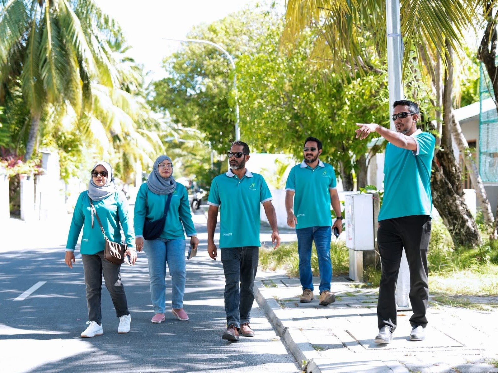 މިރަށުގެ އެކި ސަރަޙައްދުތަކުގައި ހުރި މައްސަލަތައް ދެނެގަނެ، ރައްޔިތުންގެ ކަންބޮޑުވުންތައް އަޑުއަހައި، އެކަން ކަމަށް އަވަސް އަދި ދާއިމީ ހައްލެއް ހޯދައިދިނުމަށް ކޮންމެ ހަފްތާއަކު ކުރިޔަށް ގެންދާ "ސިޓީ ރައުންޑްސް"ގައި މިއަދު ދަޑިމަގު އަވަށުގައި މޭޔަރު އިސްމާއިލް ރަފީގާއި ކައުންސިލަރުންތަކެއް ބައިވެރިވަނީ. މިއަދު މި ހަރަކާތް ކުރިޔަށް ގެންދިޔައީ ގެން މިސްކިތުން ފެށިގެން ރަތްވިލާ މަގާއި ހަމައަށް. ފޮޓޯ: ސިޓީ ކައުންސިލް