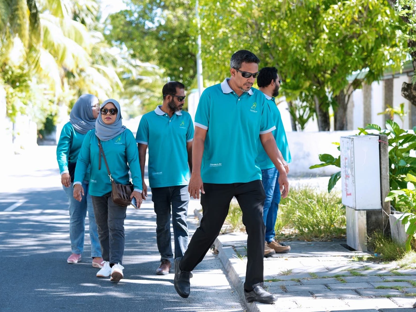 މިރަށުގެ އެކި ސަރަޙައްދުތަކުގައި ހުރި މައްސަލަތައް ދެނެގަނެ، ރައްޔިތުންގެ ކަންބޮޑުވުންތައް އަޑުއަހައި، އެކަން ކަމަށް އަވަސް އަދި ދާއިމީ ހައްލެއް ހޯދައިދިނުމަށް ކޮންމެ ހަފްތާއަކު ކުރިޔަށް ގެންދާ "ސިޓީ ރައުންޑްސް"ގައި މިއަދު ދަޑިމަގު އަވަށުގައި މޭޔަރު އިސްމާއިލް ރަފީގާއި ކައުންސިލަރުންތަކެއް ބައިވެރިވަނީ. މިއަދު މި ހަރަކާތް ކުރިޔަށް ގެންދިޔައީ ގެން މިސްކިތުން ފެށިގެން ރަތްވިލާ މަގާއި ހަމައަށް. ފޮޓޯ: ސިޓީ ކައުންސިލް