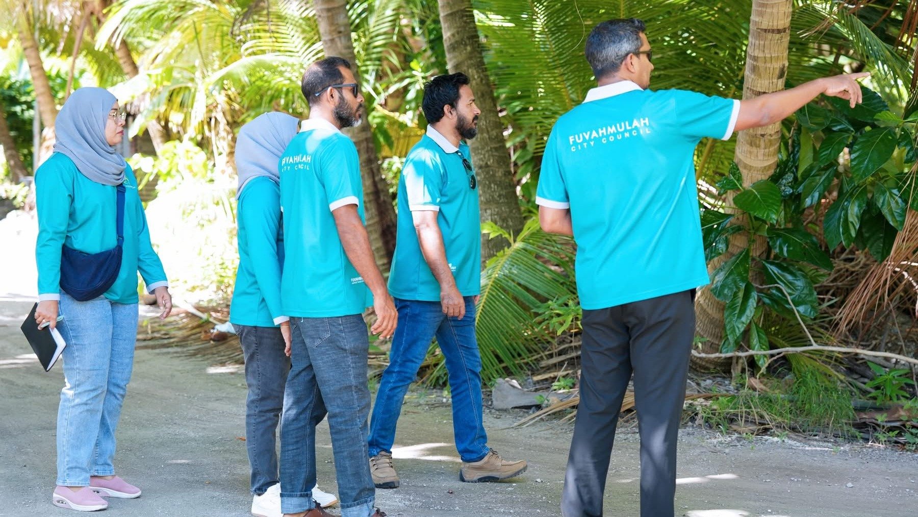 މިރަށުގެ އެކި ސަރަޙައްދުތަކުގައި ހުރި މައްސަލަތައް ދެނެގަނެ، ރައްޔިތުންގެ ކަންބޮޑުވުންތައް އަޑުއަހައި، އެކަން ކަމަށް އަވަސް އަދި ދާއިމީ ހައްލެއް ހޯދައިދިނުމަށް ކޮންމެ ހަފްތާއަކު ކުރިޔަށް ގެންދާ "ސިޓީ ރައުންޑްސް"ގައި މިއަދު ދަޑިމަގު އަވަށުގައި މޭޔަރު އިސްމާއިލް ރަފީގާއި ކައުންސިލަރުންތަކެއް ބައިވެރިވަނީ. މިއަދު މި ހަރަކާތް ކުރިޔަށް ގެންދިޔައީ ގެން މިސްކިތުން ފެށިގެން ރަތްވިލާ މަގާއި ހަމައަށް. ފޮޓޯ: ސިޓީ ކައުންސިލް