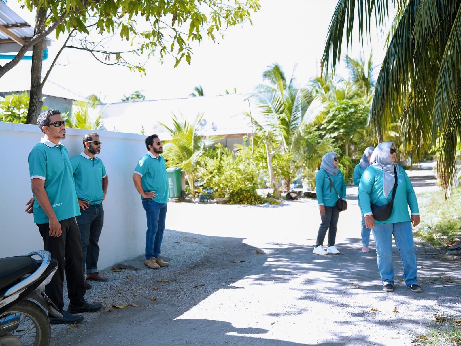 މިރަށުގެ އެކި ސަރަޙައްދުތަކުގައި ހުރި މައްސަލަތައް ދެނެގަނެ، ރައްޔިތުންގެ ކަންބޮޑުވުންތައް އަޑުއަހައި، އެކަން ކަމަށް އަވަސް އަދި ދާއިމީ ހައްލެއް ހޯދައިދިނުމަށް ކޮންމެ ހަފްތާއަކު ކުރިޔަށް ގެންދާ "ސިޓީ ރައުންޑްސް"ގައި މިއަދު ދަޑިމަގު އަވަށުގައި މޭޔަރު އިސްމާއިލް ރަފީގާއި ކައުންސިލަރުންތަކެއް ބައިވެރިވަނީ. މިއަދު މި ހަރަކާތް ކުރިޔަށް ގެންދިޔައީ ގެން މިސްކިތުން ފެށިގެން ރަތްވިލާ މަގާއި ހަމައަށް. ފޮޓޯ: ސިޓީ ކައުންސިލް