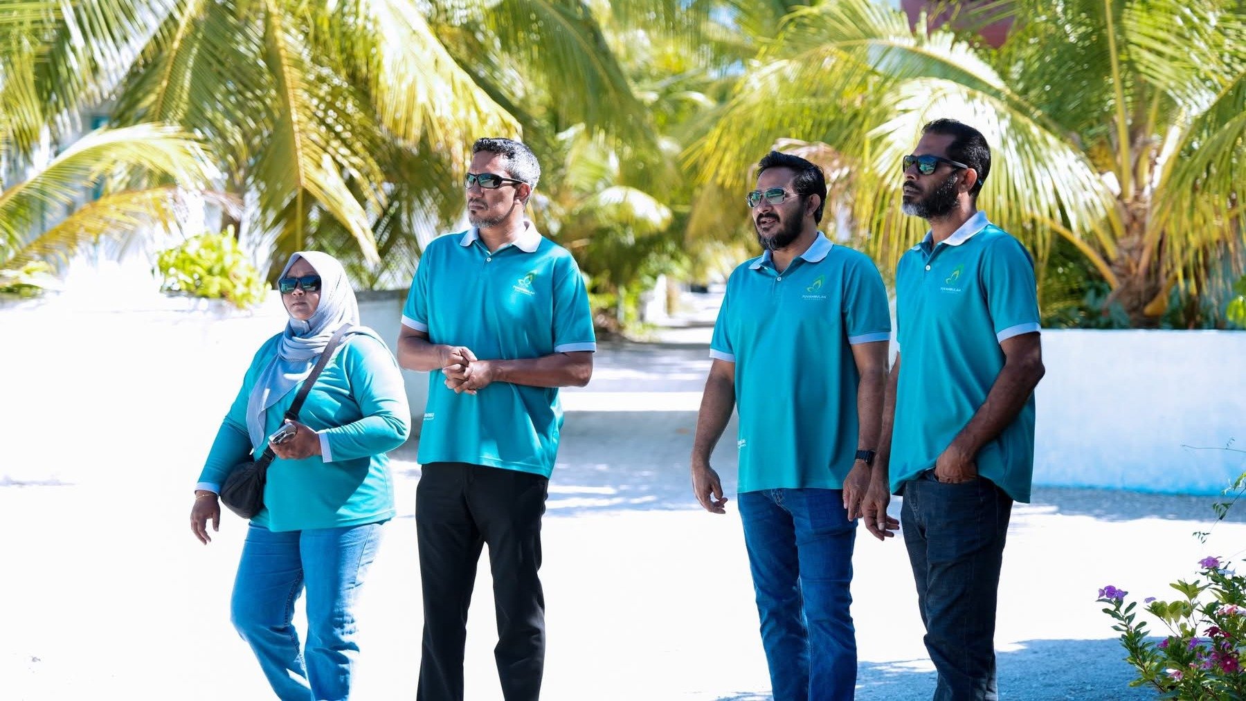 މިރަށުގެ އެކި ސަރަޙައްދުތަކުގައި ހުރި މައްސަލަތައް ދެނެގަނެ، ރައްޔިތުންގެ ކަންބޮޑުވުންތައް އަޑުއަހައި، އެކަން ކަމަށް އަވަސް އަދި ދާއިމީ ހައްލެއް ހޯދައިދިނުމަށް ކޮންމެ ހަފްތާއަކު ކުރިޔަށް ގެންދާ "ސިޓީ ރައުންޑްސް"ގައި މިއަދު ދަޑިމަގު އަވަށުގައި މޭޔަރު އިސްމާއިލް ރަފީގާއި ކައުންސިލަރުންތަކެއް ބައިވެރިވަނީ. މިއަދު މި ހަރަކާތް ކުރިޔަށް ގެންދިޔައީ ގެން މިސްކިތުން ފެށިގެން ރަތްވިލާ މަގާއި ހަމައަށް. ފޮޓޯ: ސިޓީ ކައުންސިލް