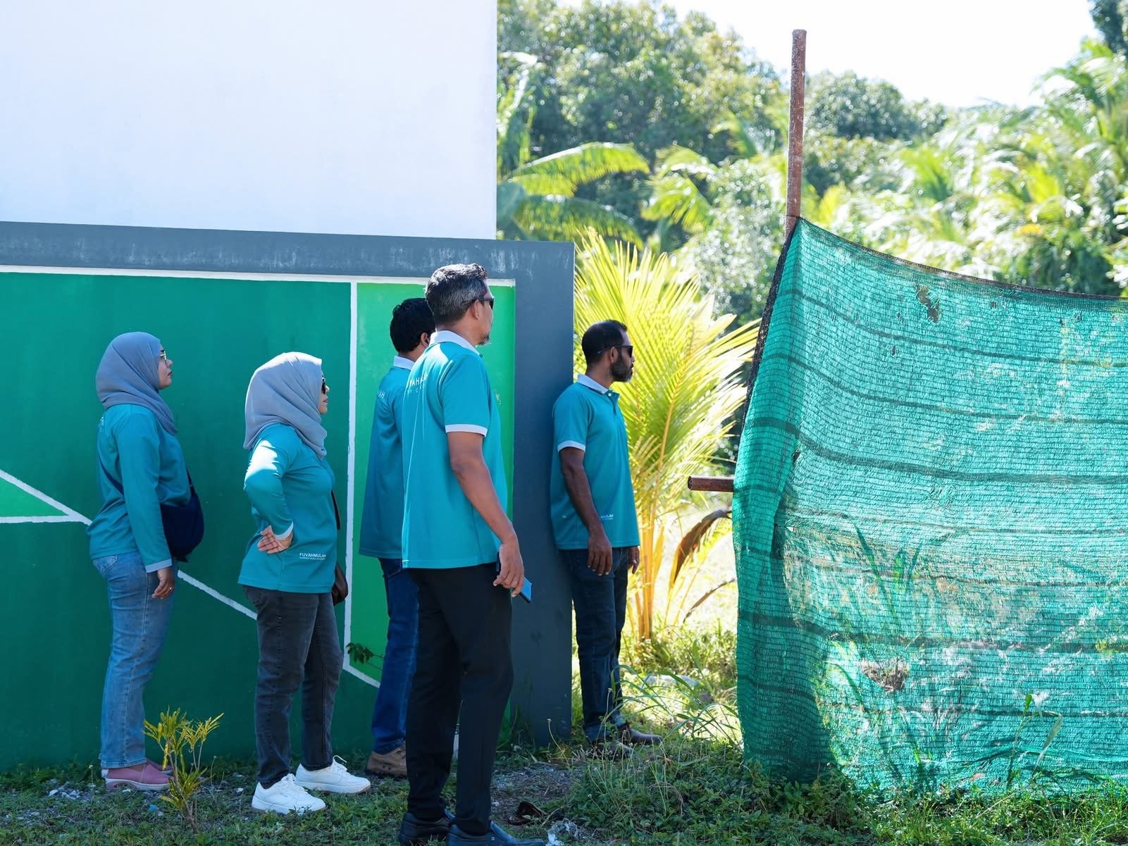 މިރަށުގެ އެކި ސަރަޙައްދުތަކުގައި ހުރި މައްސަލަތައް ދެނެގަނެ، ރައްޔިތުންގެ ކަންބޮޑުވުންތައް އަޑުއަހައި، އެކަން ކަމަށް އަވަސް އަދި ދާއިމީ ހައްލެއް ހޯދައިދިނުމަށް ކޮންމެ ހަފްތާއަކު ކުރިޔަށް ގެންދާ "ސިޓީ ރައުންޑްސް"ގައި މިއަދު ދަޑިމަގު އަވަށުގައި މޭޔަރު އިސްމާއިލް ރަފީގާއި ކައުންސިލަރުންތަކެއް ބައިވެރިވަނީ. މިއަދު މި ހަރަކާތް ކުރިޔަށް ގެންދިޔައީ ގެން މިސްކިތުން ފެށިގެން ރަތްވިލާ މަގާއި ހަމައަށް. ފޮޓޯ: ސިޓީ ކައުންސިލް