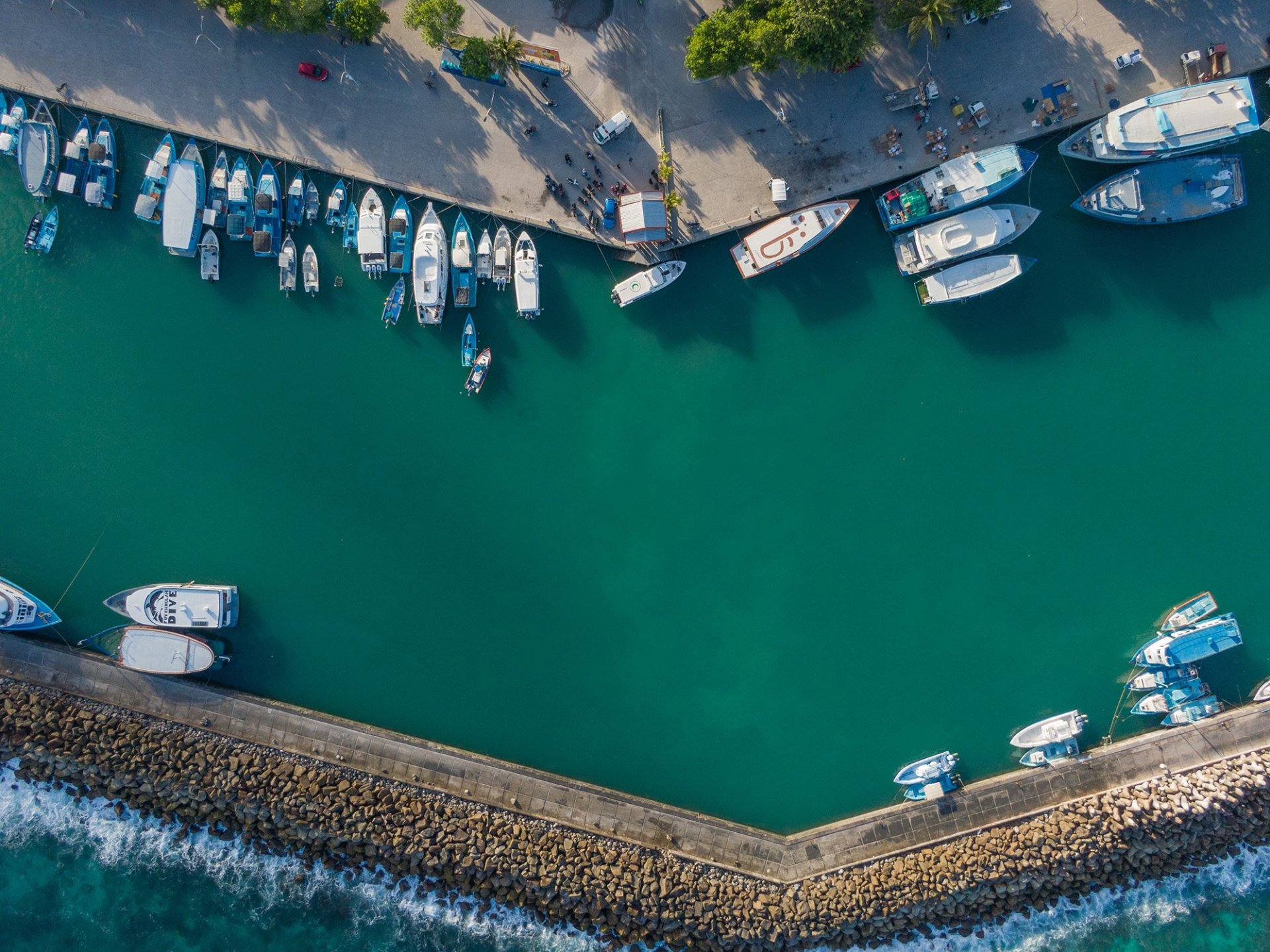 ފުވައްމުލަކުގެ ބަނދަރު ސަރަހައްދުގެ މަތިން ނަގާފައިވާ ފޮޓޯއެއް.