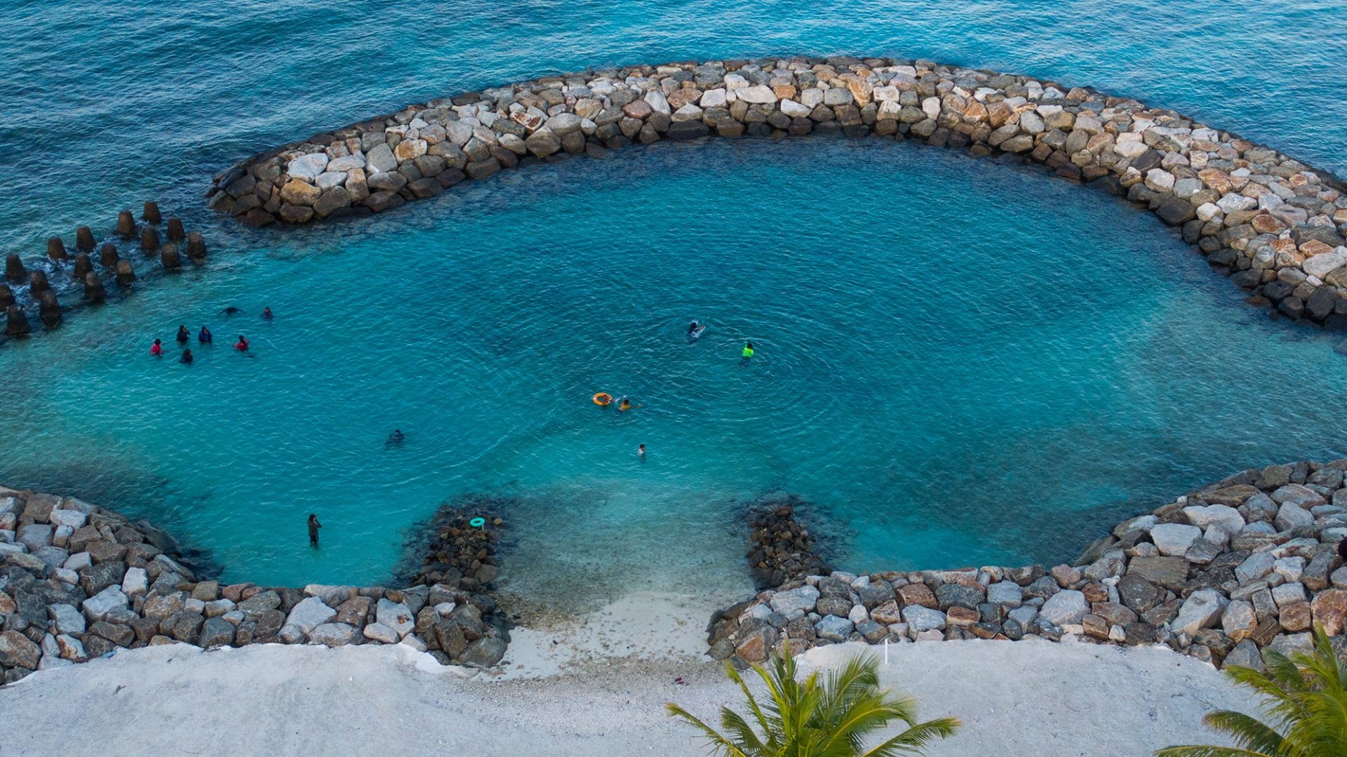 ފުވައްމުލަކު ރަސްގެފަންނުގައި ބޮޑު ހިލަ ޖަހައިގެން ހަދާފައިވާ އާޓިފިޝަލް ބީޗް.