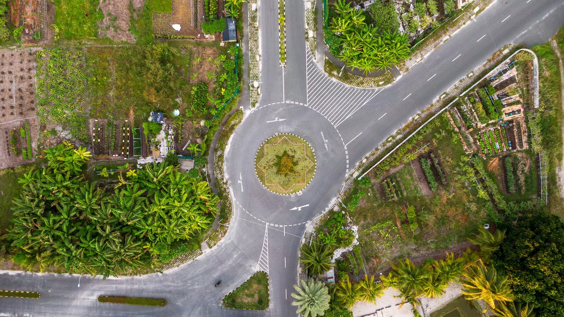 ފުވައްމުލަކު ދަޑިމަގު އަވަށު ގެން މިސްކިތް ކައިރީގައި ހަދާފައިވާ ރައުންޑް އެބައުޓް.