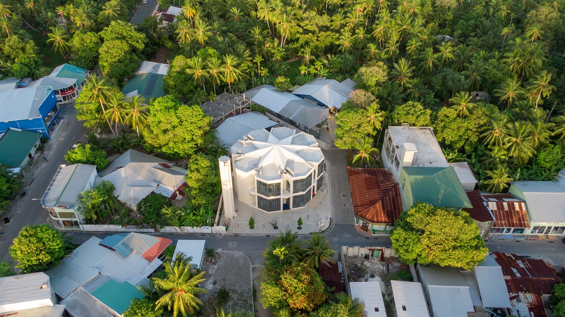 ފުވައްމުލަކު މިސްކިތްމަގު އަވަށުގައި ހުންނަ ލިލީ މިސްކިތް މަތިން ނަގާފައިވާ ފޮޓޯއެއް.