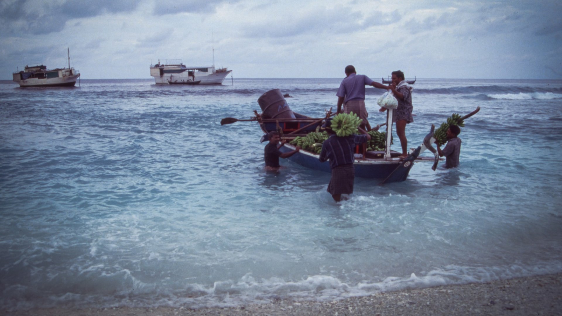 ފުވައްމުލަކުގައި ބަނދަރު ހެދުމުގެ ކުރިން ބޭނުންކުރި ރަސްގެފަންނު ބޭރު އޮތް ބޯޓަކަށް ބޮއްކުރައެއްގައި މުދާ އަރުވަން ގެންދަނީ. ފޮޓޯ: ޕީޓާ މޯ