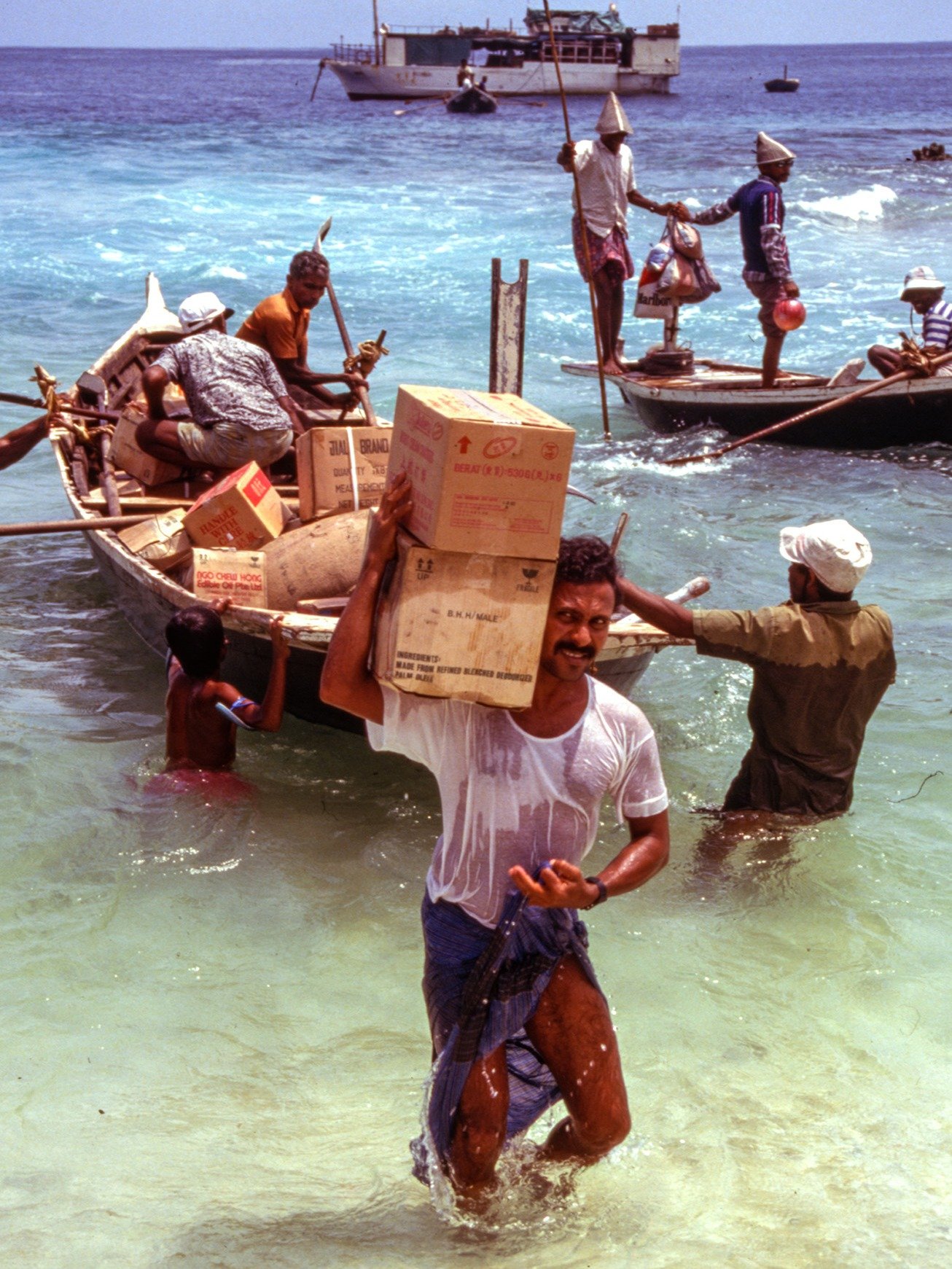 ފުވައްމުލަކުގައި ބަނދަރު ހެދުމުގެ ކުރިން ބޭނުންކުރި ރަސްގެފަންނު ބޭރު އޮތް ބޯޓަކުން ގެނައި މުދާތަކެއް ބާލައިގެން ގެންދަނީ. ފޮޓޯ: ޕީޓާ މޯ