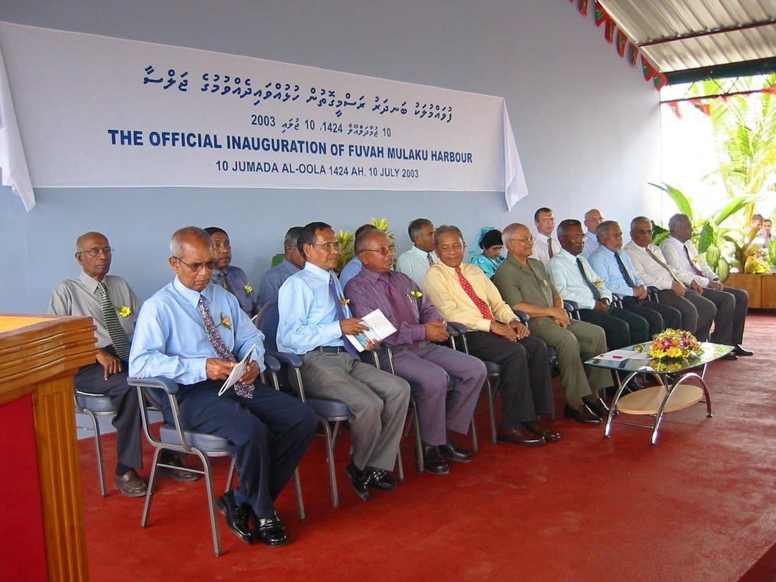 ފުވައްމުލަކު ބަނދަރު ހުޅުވުމަށް ޖުލައި 10، 2003 ގައި ބޭއްވި ރަސްމިއްޔާތުގައި ރައީސް މައުމޫން އަބްދުލް ގައްޔޫމާއި ސަރުކާރުގެ އިސްވެރިން ބައިވެރިވަނީ.