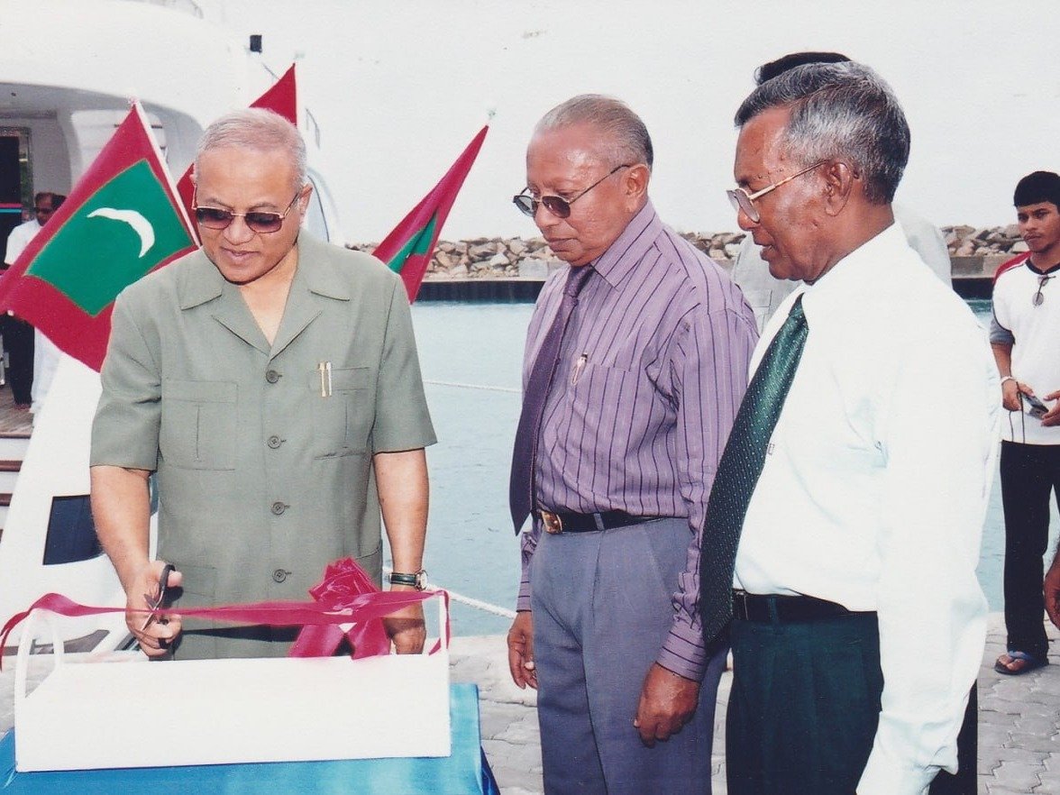 ފުވައްމުލަކު ބަނދަރު ހުޅުވުމަށް ޖުލައި 10، 2003 ގައި ބޭއްވި ރަސްމިއްޔާތުގައި ރައީސް މައުމޫން އަބްދުލް ގައްޔޫމް ރިބަން ފަތްކަނޑުއްވަނީ.