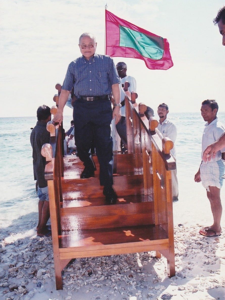 ރައީސް މައުމޫން އަބްދުލް ގައްޔޫމު 1990 ގެ ތެރޭގައި ފުވައްމުލަކަށް ކުރެއްވި ދަތުރުފުޅުގައި ބޮއްކުރައިން ފައިބާ ވަޑައިގަންނަވަނީ.