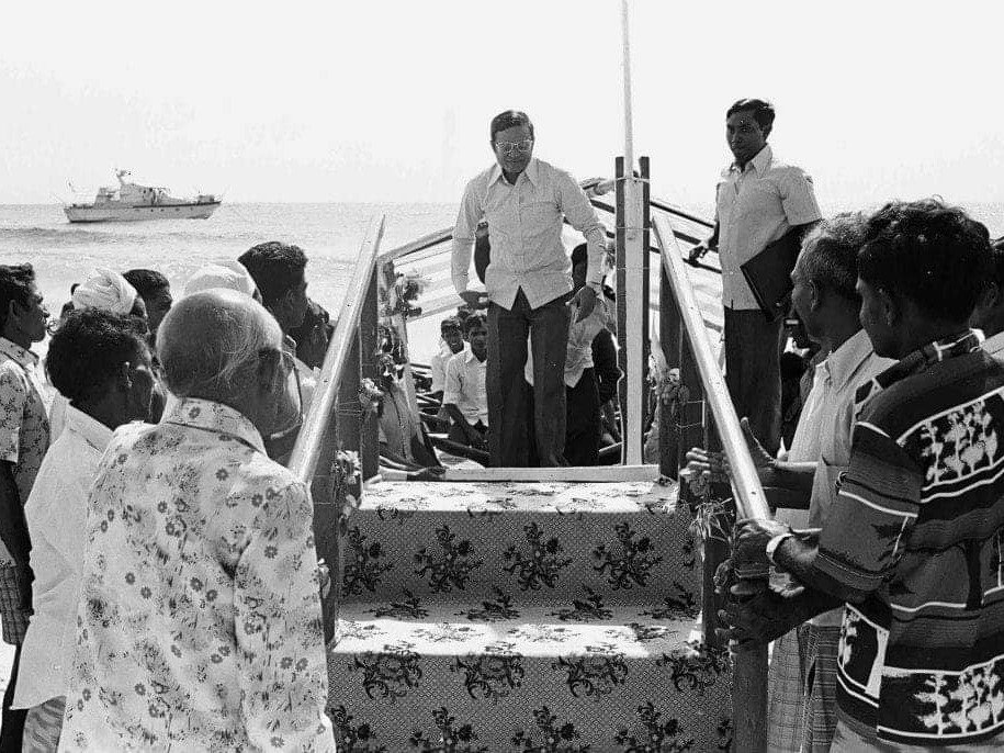 ރައީސް މައުމޫން އަބްދުލް ގައްޔޫމު 1980 ގެ ތެރޭގައި ފުވައްމުލަކަށް ކުރެއްވި ދަތުރުފުޅުގައި ބޮއްކުރައިން ފައިބާ ވަޑައިގަންނަވަނީ.